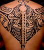 tatouage maori traditionnel sur le dos d un homme 130937 wide