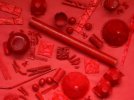 objets de récupération peints dans différentes nuances de rouge
