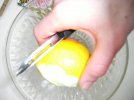Enlever les zestes de citron et les mettre dans un saladier.