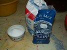 Il faut de la farine (2 mesures), du sel (1 mesure), de l'eau (1 (...)