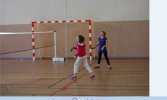 des enfants jouent au badminton