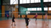 Des élèves jouent au badminton.